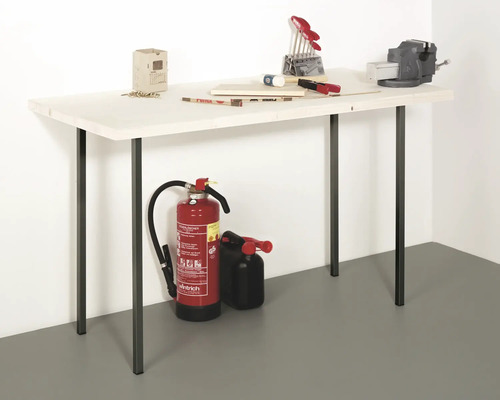 Banc de lucru cu menghină, unelte și stingător.