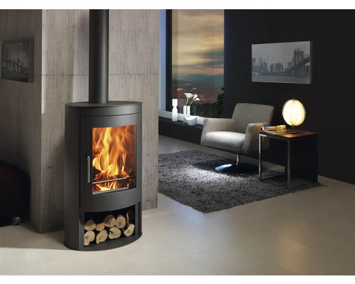 Cameră de zi cu sobă, fotoliu și decorațiuni pentru o atmosferă confortabilă