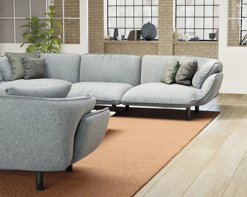 Cameră de zi cu canapea de colț gri, fotoliu și covor