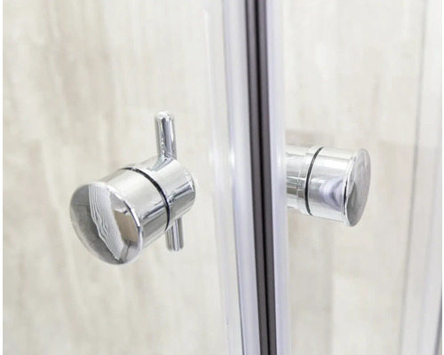 Detalii cabină de duș: buton rotativ și mâner metalic