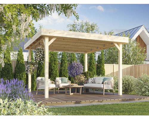 Pavilion din lemn cu mobilier de grădină și decorațiuni florale pe o terasă din lemn