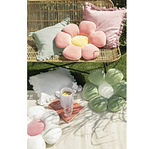 Scenă cu perne decorative de diferite forme pe o bancă și o pătură