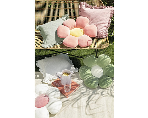 Scenă cu perne decorative de diferite forme pe o bancă și o pătură