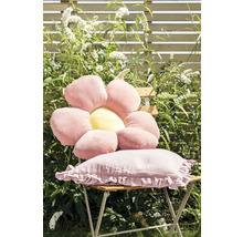 Scenă de grădină cu un scaun decorat cu o pernă în formă de floare și o pernă dreptunghiulară