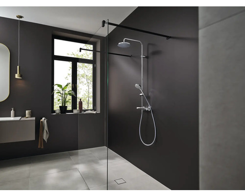 Baie modernă cu duș, lavoar și fereastră pentru un ambient luminos