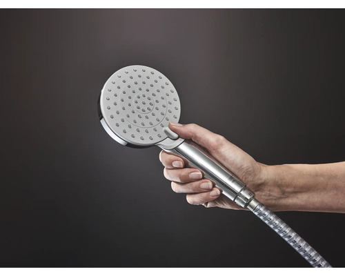 Duș de mână cu furtun în mână