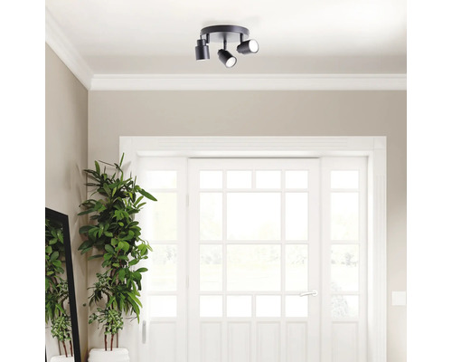 Plafonieră cu trei spoturi într-o cameră