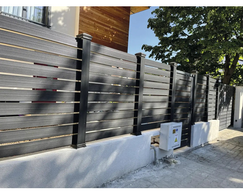 Gard WPC cu lamele orizontale și stâlpi pentru împrejmuirea proprietății