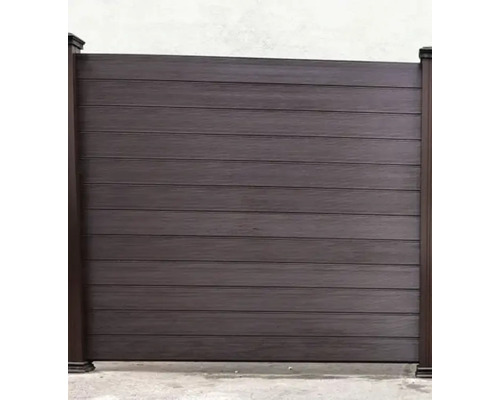 Gard maro de intimitate realizat din scânduri și stâlpi orizontali