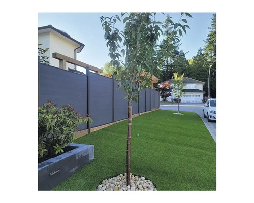 Grădină cu paravan de confidențialitate și gazon artificial