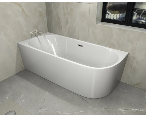 Cadă de baie independentă în baie cu robinet