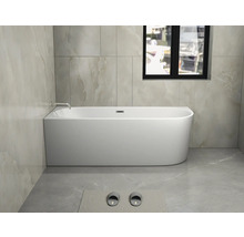Cadă freestanding într-o baie cu gresie și fereastră.