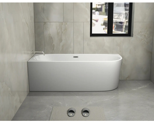 Cadă freestanding într-o baie cu gresie și fereastră.