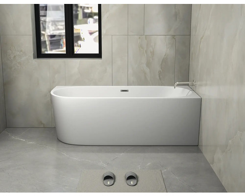 Cadă independentă într-o baie luminoasă cu gresie