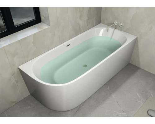 Cadă plină într-o baie luminoasă