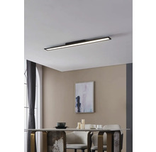 Sufragerie cu masă, scaune și o lampă de tavan modernă, alungită