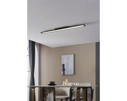 Sufragerie cu masă, scaune și o lampă de tavan modernă, alungită