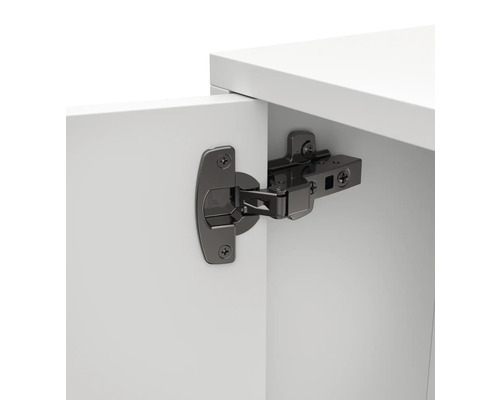 Balamaua atașată la o fațadă de mobilier albă