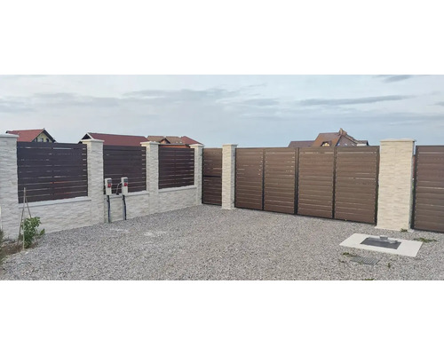 Gard de protecție vizuală și poartă glisantă din lemn cu elemente de piatră