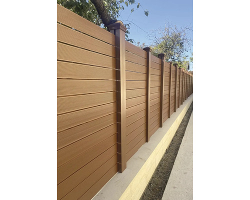 Gard WPC cu panouri canelate și stâlpi