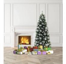 Brad de Crăciun și cadouri în fața șemineului