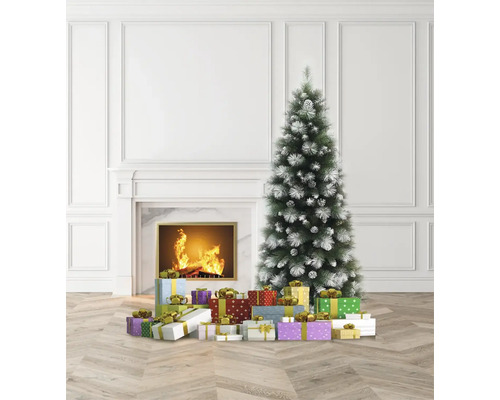 Brad de Crăciun și cadouri în fața șemineului