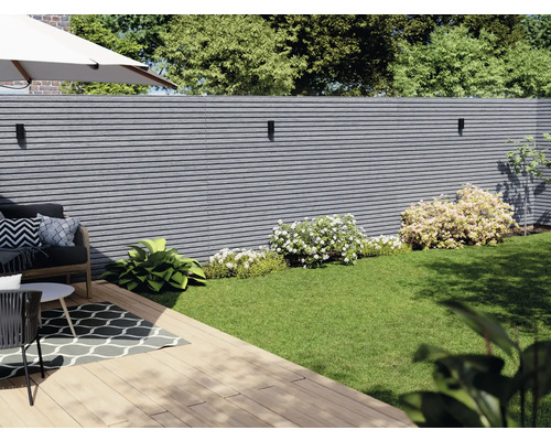 Grădină cu gard modern, gazon și zonă de relaxare pe terasă din lemn