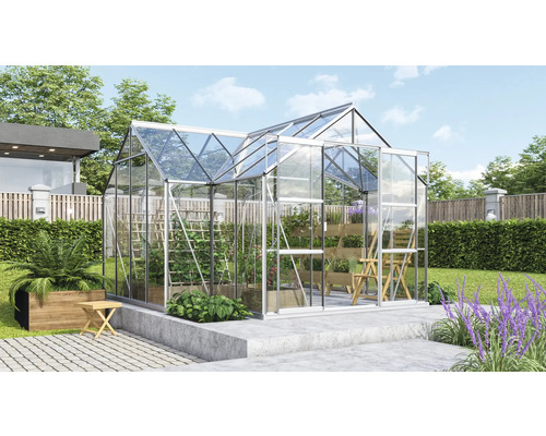 Seră cu plante în grădină