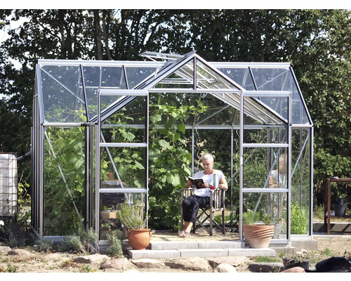 Seră cu plante și o persoană