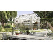 Seră în grădină cu rafturi pentru plante și accesorii de grădină