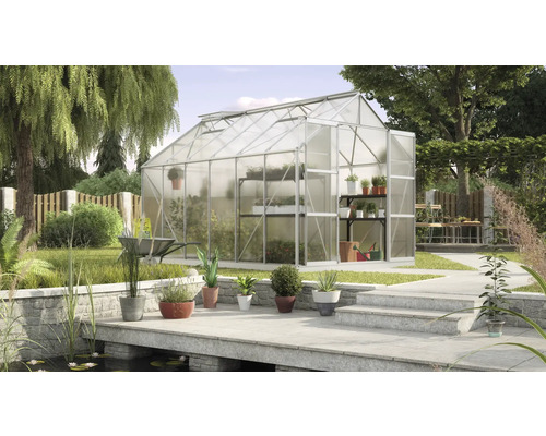 Seră în grădină cu rafturi pentru plante și accesorii de grădină