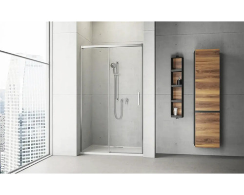Baie cu duș, cap de duș, cabină de duș și mobilier de baie.
