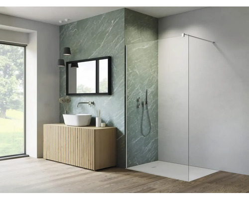 Baie luminoasă cu chiuvetă, oglindă și cabină de duș