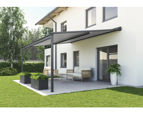 Terasa cu copertină, mobilier de grădină și aranjamente florale