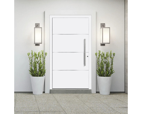 Ușă de intrare modernă cu linii orizontale, mâner din oțel inoxidabil și lămpi laterale