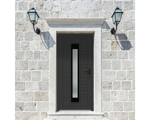 Ușă de intrare cu inserție de sticlă în fața unui zid de piatră cu lămpi de perete