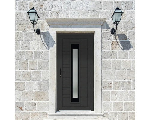 Ușă de intrare cu inserție de sticlă și două lămpi de perete