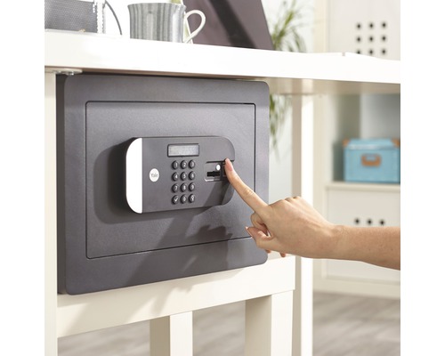 Un seif cu scaner de amprente este operat cu un deget.