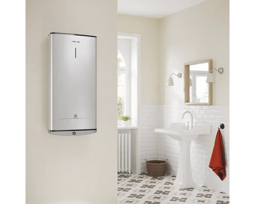 Baie cu boiler, chiuvetă și oglindă