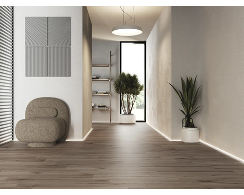 Interior luminos cu panouri acustice, fotoliu și plante la ghiveci pe podea de lemn.