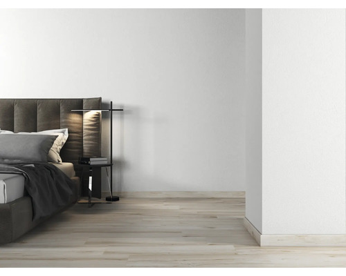 Dormitor luminos cu pat dublu, lampă de noptieră și podea din lemn