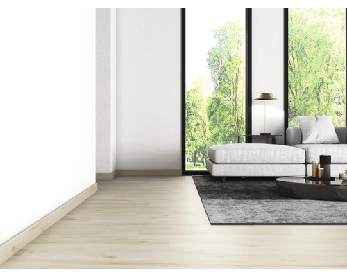 Cameră de zi luminoasă cu canapea, covor, masă și fereastră mare cu vedere la verdeață.