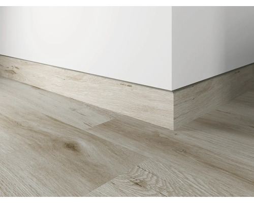 Podea și plintă cu aspect de lemn pe un perete