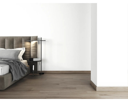 Dormitor cu pat, noptieră și lampadar