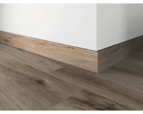 Plintă din lemn montată pe un perete