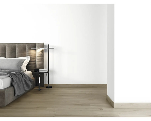 Dormitor cu pat, noptieră și lampă de podea