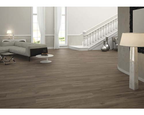 Living spațios cu gresie cu aspect de lemn, scară și zonă de relaxare