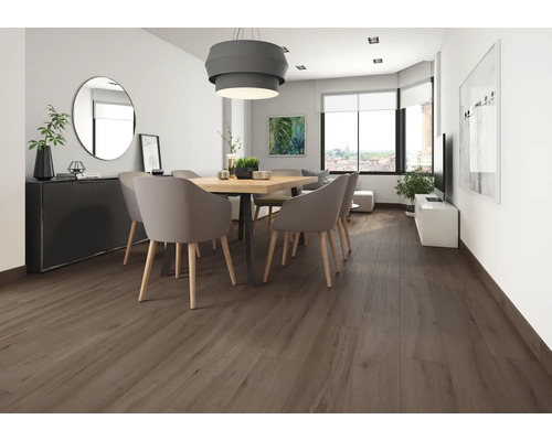 Sufragerie luminoasă cu podea din lemn, masă și scaune