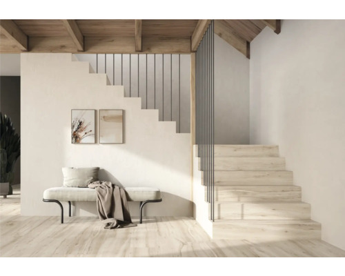 Cameră luminoasă cu scară, bancă, decorațiuni și tavan cu grinzi de lemn