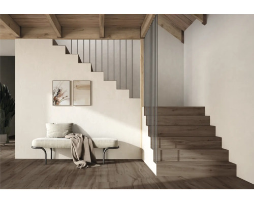 Interior cu scară din lemn, bancă și decorațiuni